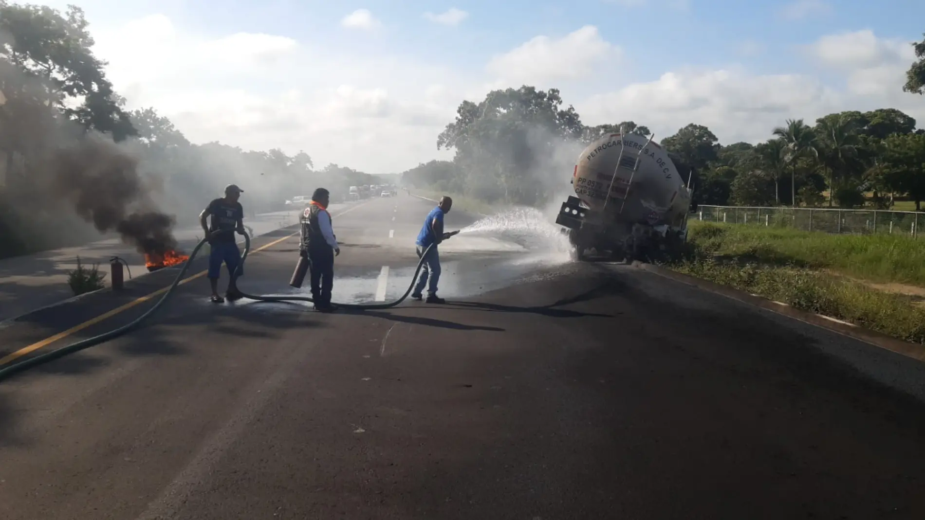 Una pipa que transportaba 64 mil litros de diésel se incendió la mañana del jueves 13 de octubre en la carretera federal Tampico-Tuxpan de a Tampico Alto, Veracruz